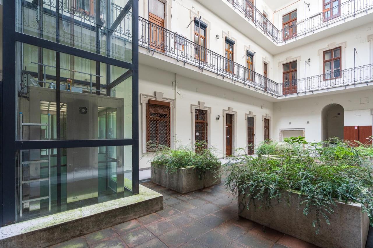 Luxury Peaceful Apartment By The St Stephen'S Basilica Budapesta Exterior foto